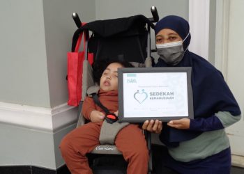 Khaira, penderita cerebral palsy, telah menerima Sedekah Kemanusiaannya