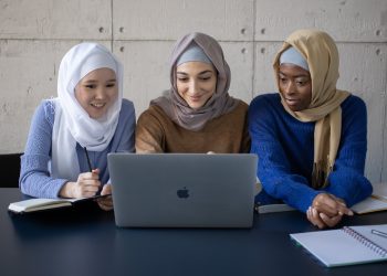 Ilustrasi berwakaf al-Quran via BWA bersama kawan solihah