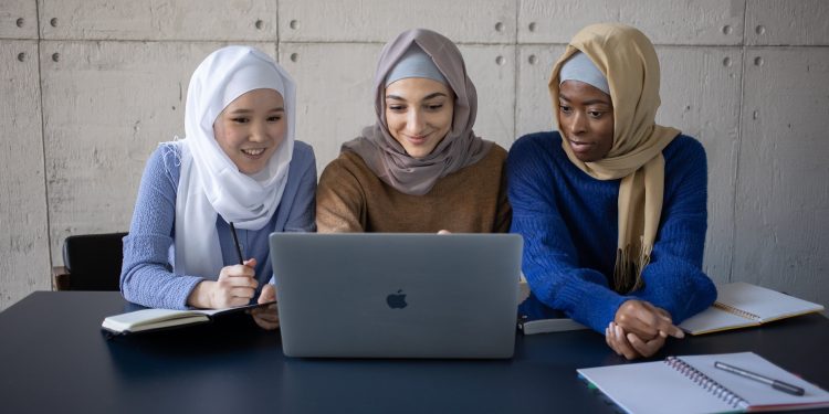 Ilustrasi berwakaf al-Quran via BWA bersama kawan solihah