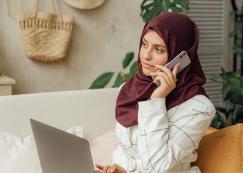 ilustrasi muslimah sedang meminta izin suaminya untuk berinfaq di SedekahKemanusiaan.org