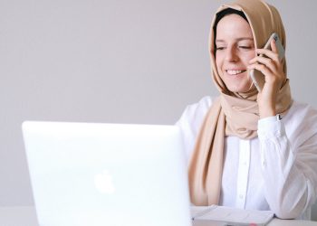 Ilustrasi sedang meminta izin suaminya untuk berwakaf al-Quran via BWA.id