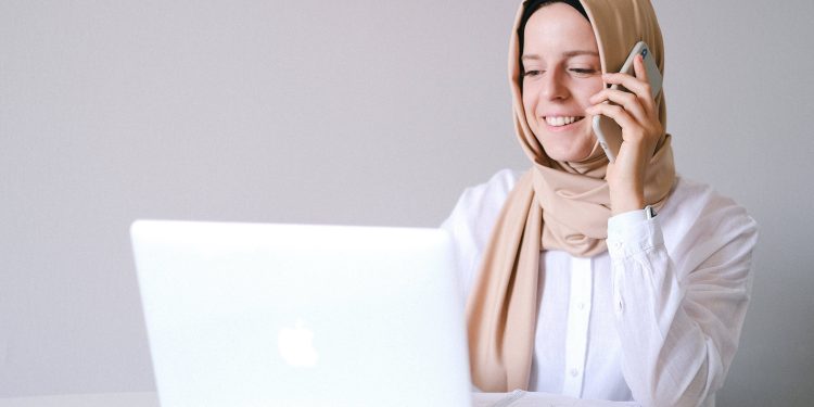 Ilustrasi sedang meminta izin suaminya untuk berwakaf al-Quran via BWA.id