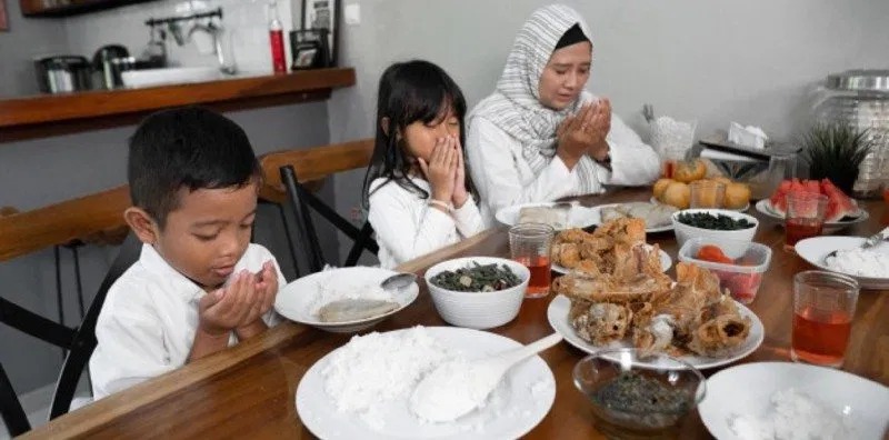 Membiasakan anak dengan doa harian