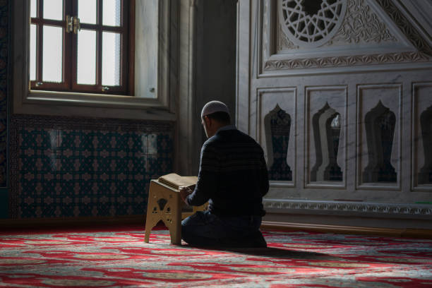 Ilustrasi ketenangan jiwa saat membaca Al-Qur'an