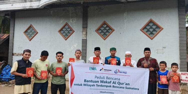 Kolaborasi Pertamina Patra Niaga dan BWA dalam menyalurkan wakaf Al-Quran.